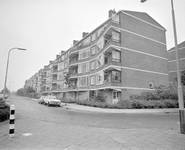 881049 Gezicht op het flatgebouw aan de Nijeveldsingel te Utrecht, met rechts de hoek met de Vronesteinlaan.
